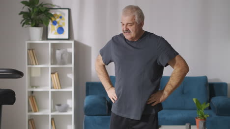 Mann-Mittleren-Alters-Ist-Sportliche-Betätigung-Zu-Hause-Prävention-Von-Osteochondrose-Im-Mittleren-Alter-Gymnastik-Für-Die-Wirbelsäule